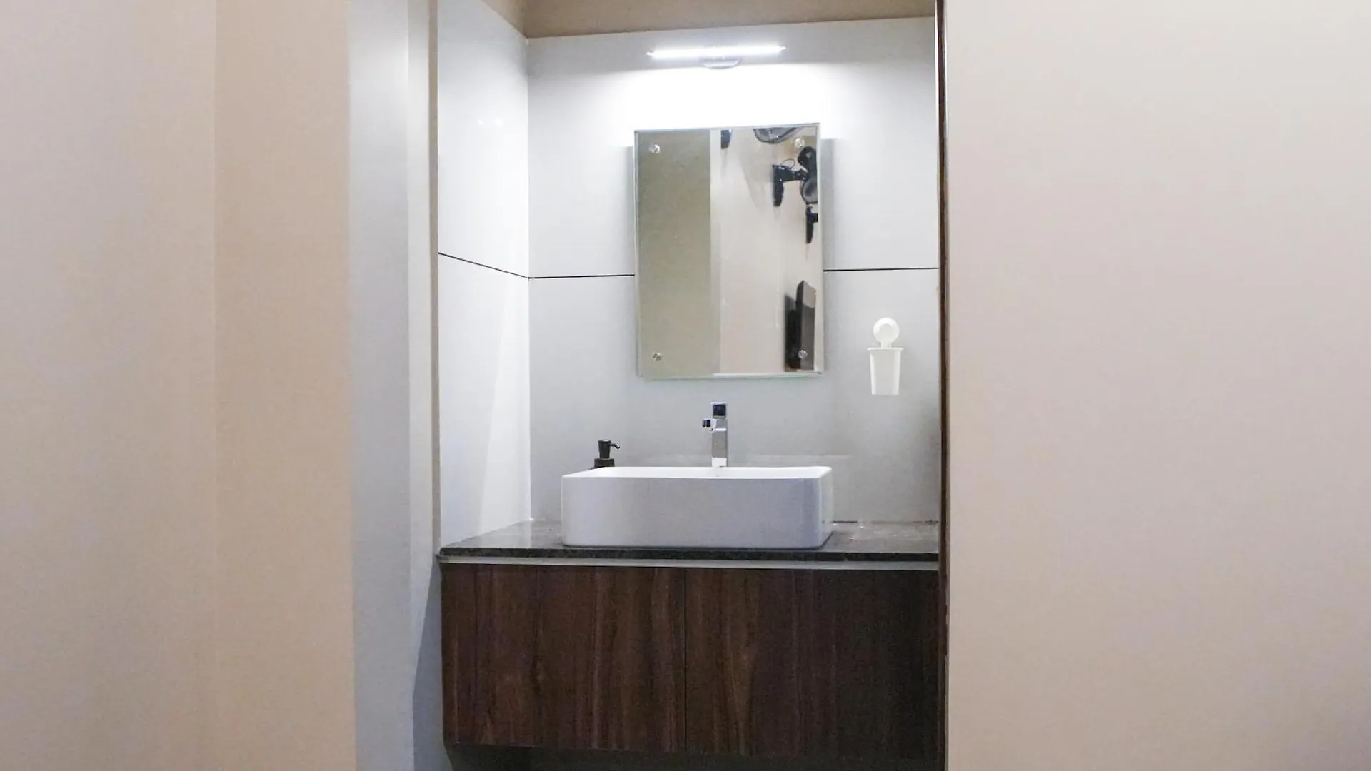 Kaniyāmbetta Skyscape Resort 0*,  הודו